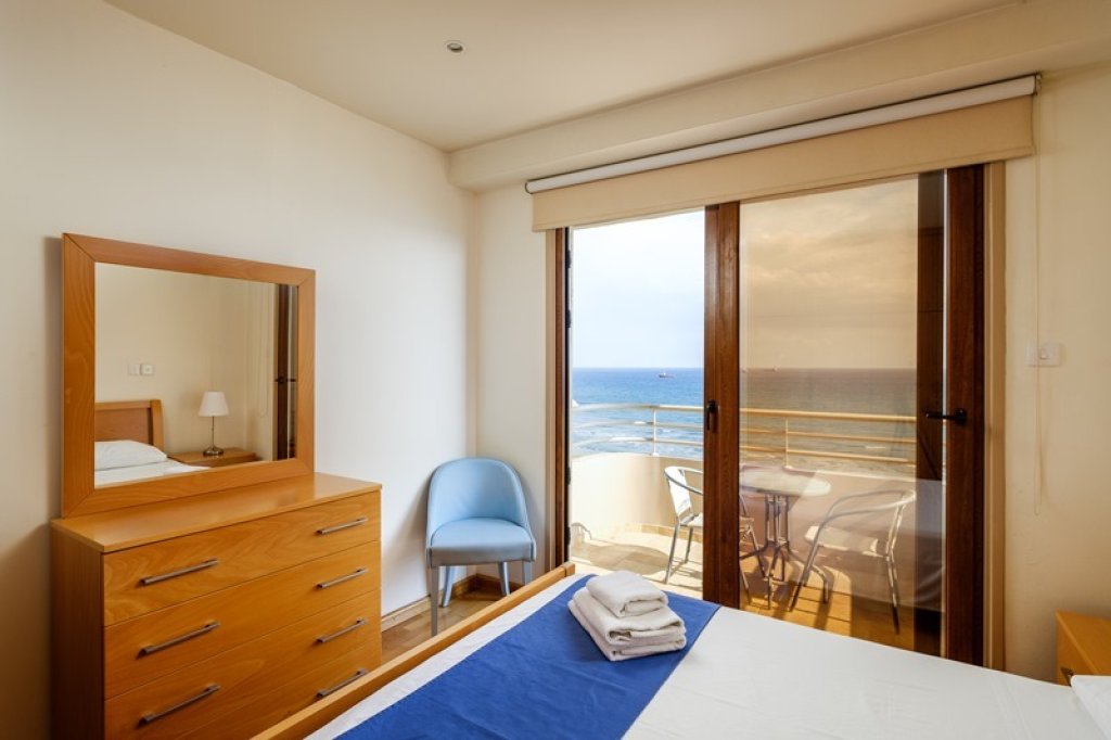 Beachfront 2-Bedroom Apartment (Ref: 1306) - photo 1