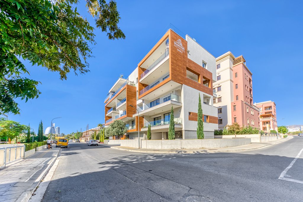 The rent price is €2400 per month + common expenses + 2 security deposits. Utilities such as water, electricity, annual refuse collection and internet are payable extra by the Tenant. (Ref: 2467) - photo 14