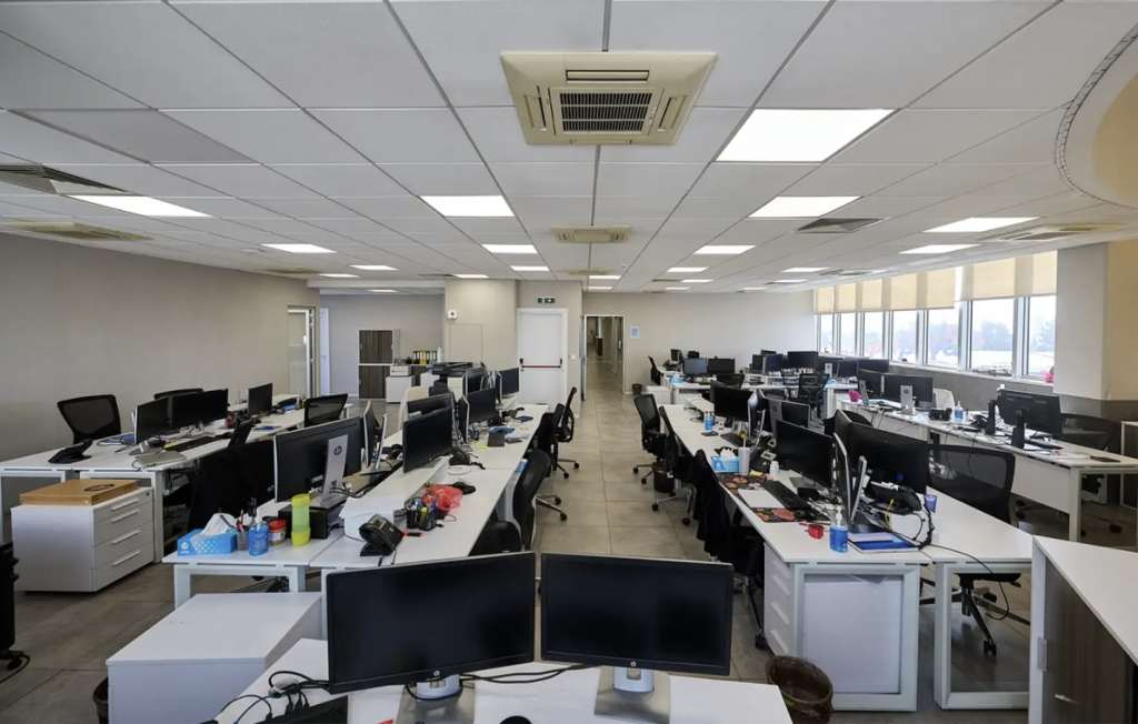 Offices with huge parking area (Ref: 2939) - photo 7