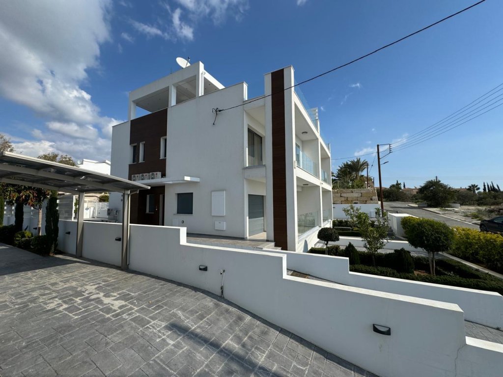 4-Bedrooms House (Ref: 3572) - photo 1