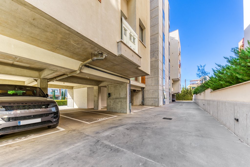 The rent price is €2400 per month + common expenses + 2 security deposits. Utilities such as water, electricity, annual refuse collection and internet are payable extra by the Tenant. (Ref: 2467) - photo 13